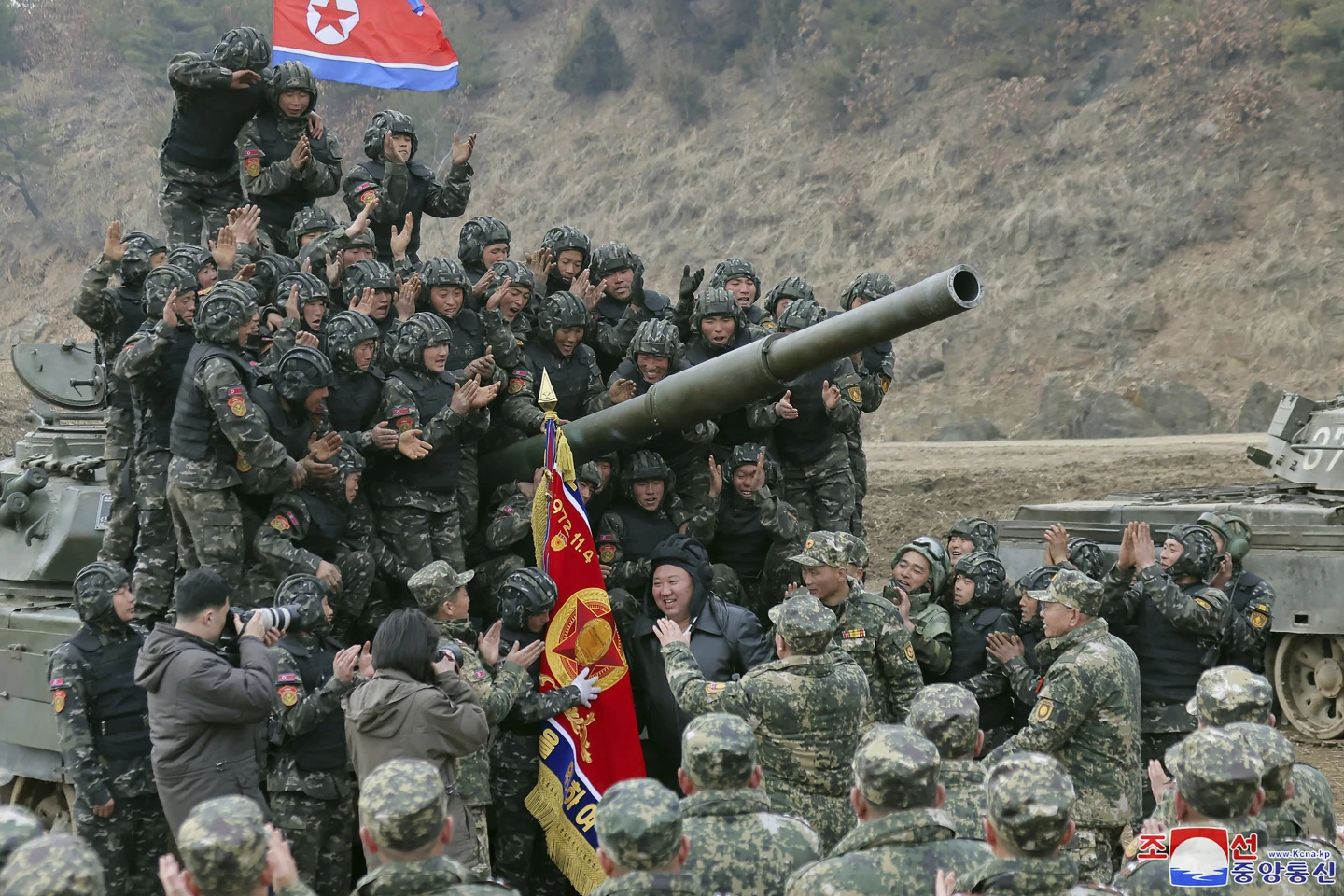 Kim soldiers